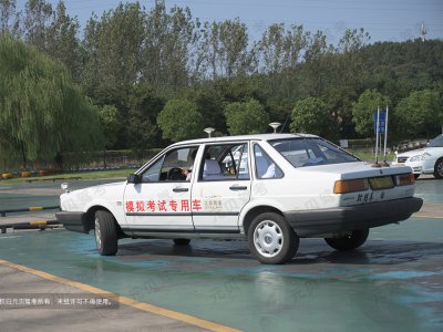 学会这三个技巧,不用找30cm,倒车入库也能一把过!