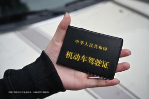 查车没带驾驶证?掏出这个,不但不扣分,交警立马放行